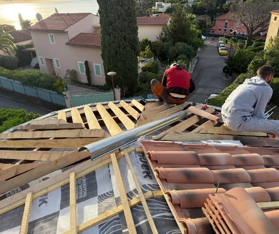 <span>Nos équipements & matériels professionnels</span>Un matériel adapté à tous types de chantiers de toiture